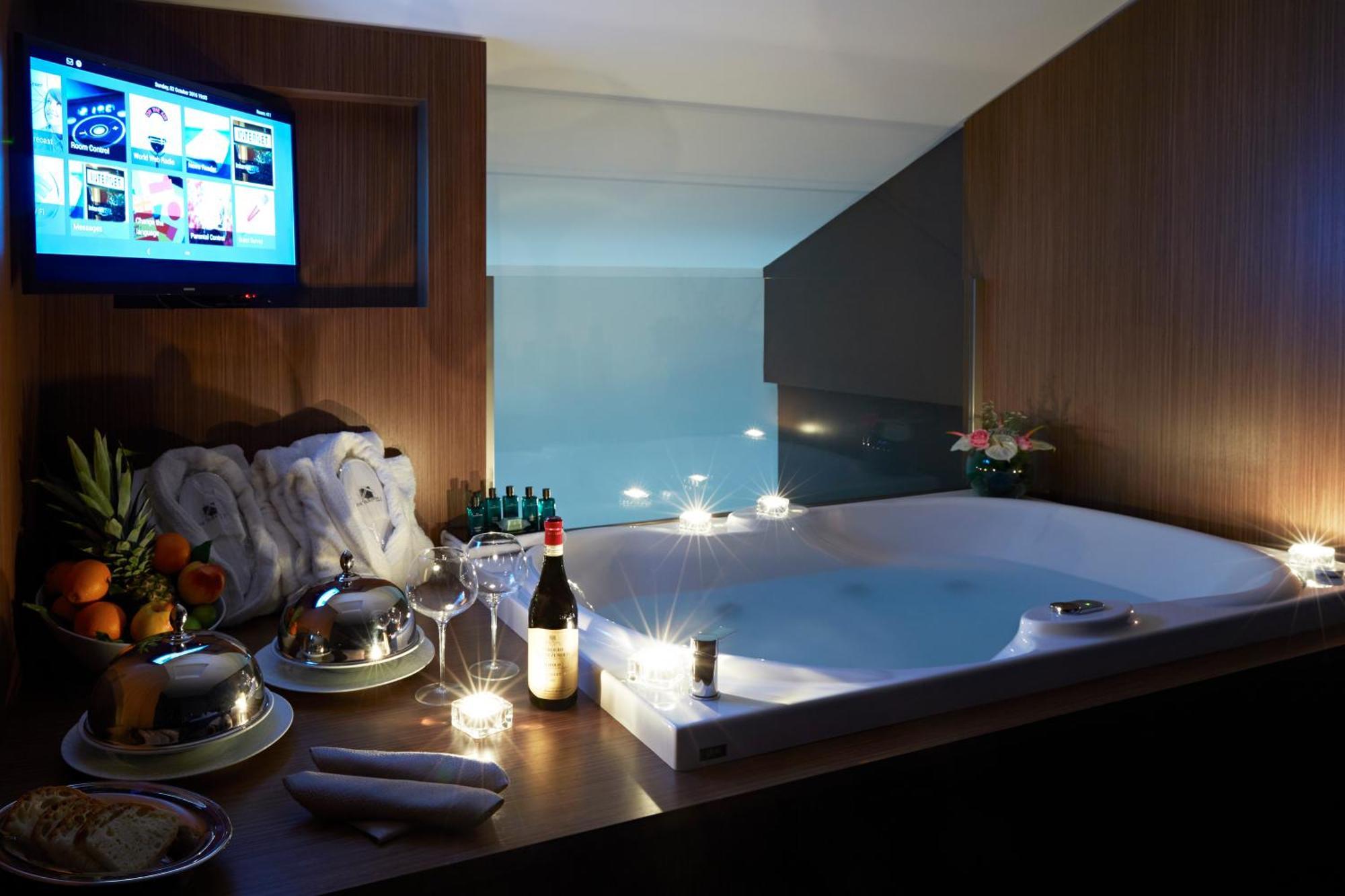 Junior Suite Hot Tub Split Level