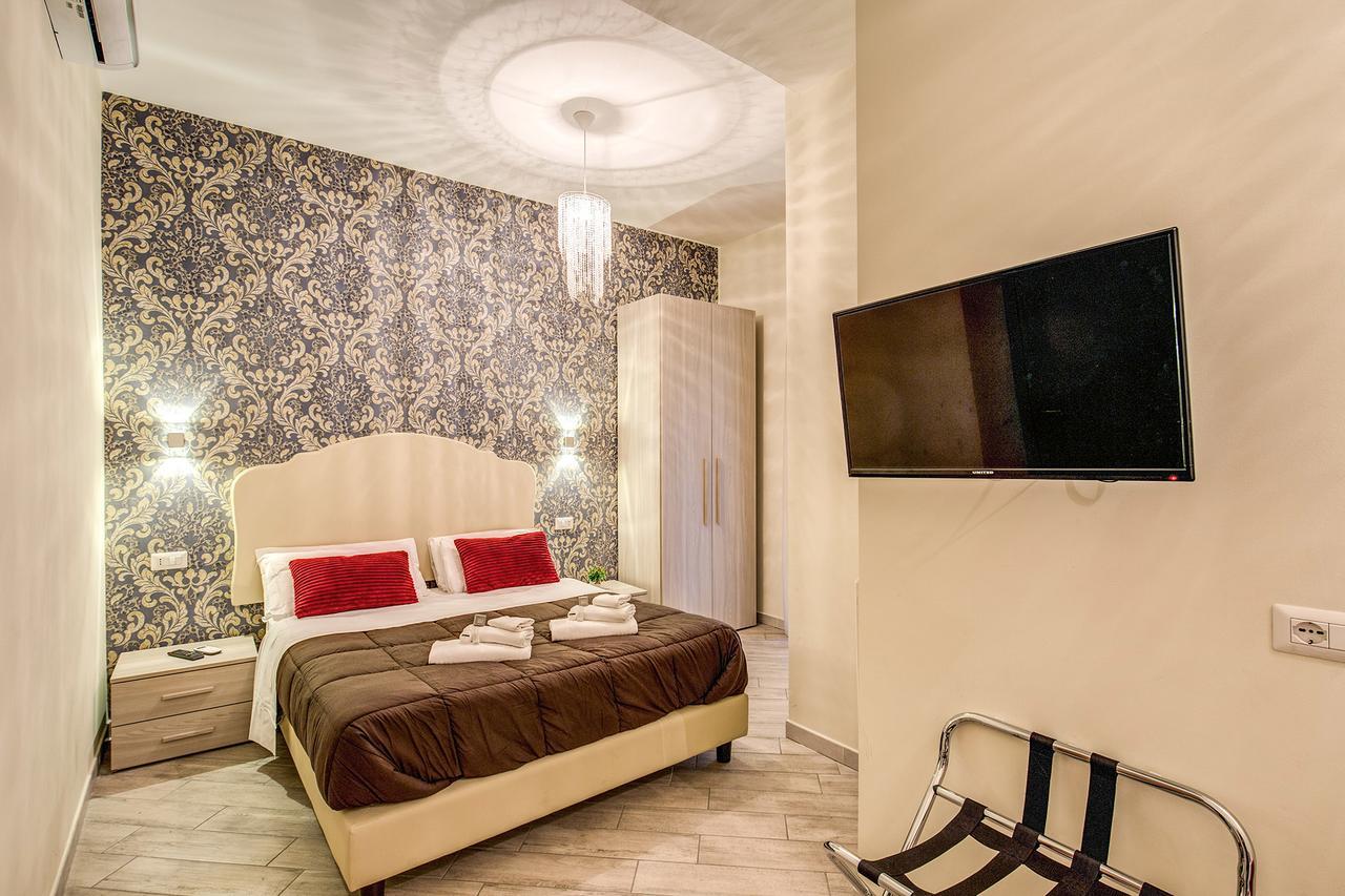 Habitación con cama extragrande y balcón