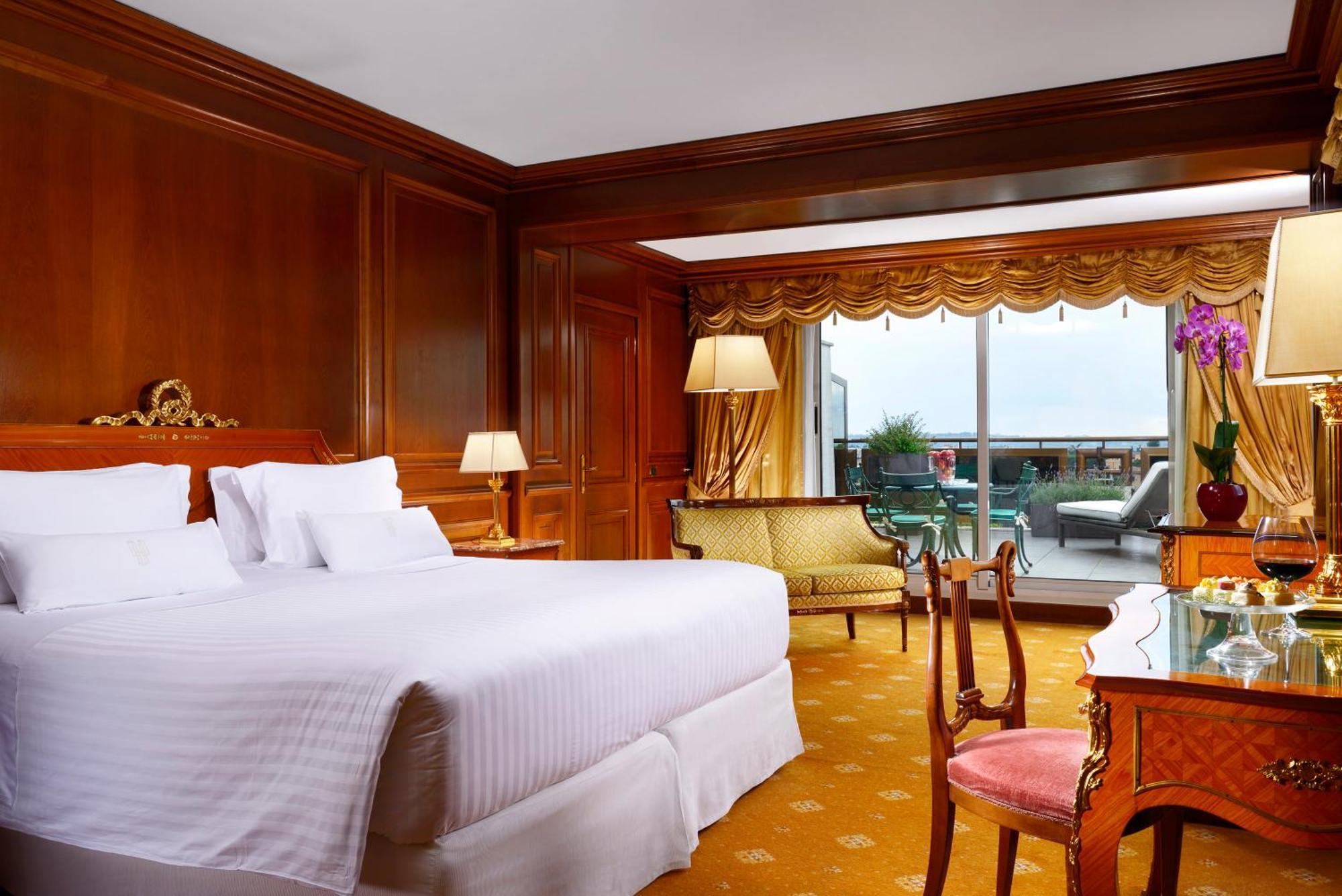 Deluxe Suite with Balcony,554682636:JPEG